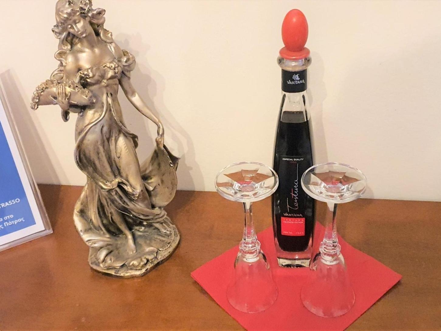 Mando Patrasso - Classical Apartment In The Center Of Patras With Free Parking מראה חיצוני תמונה